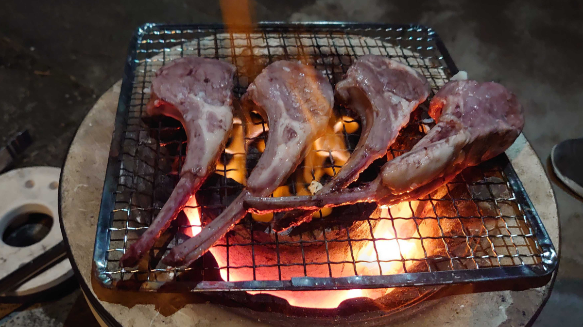 七輪の炭火焼きで焼かれるラムチョップ