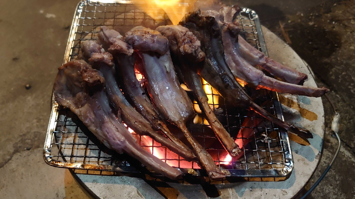 いい色に焼かれたラム肉